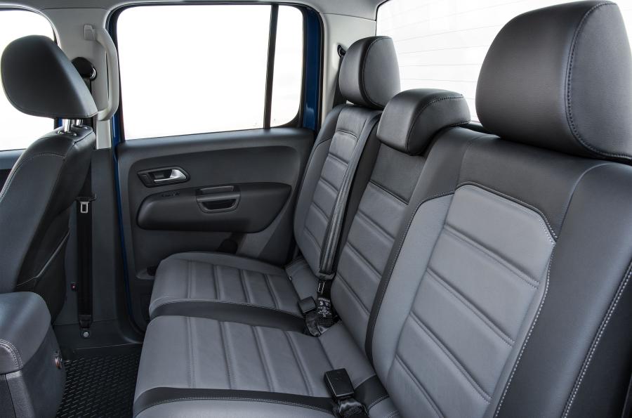Интерьер Volkswagen Amarok Double Cab 2016 года  (UK) (фото 4 из 40)